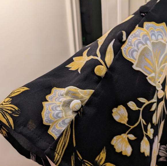 LOFT black, flutter sleeve blouse in a yellow floral pattern, size 24 - Picture 4 of 12